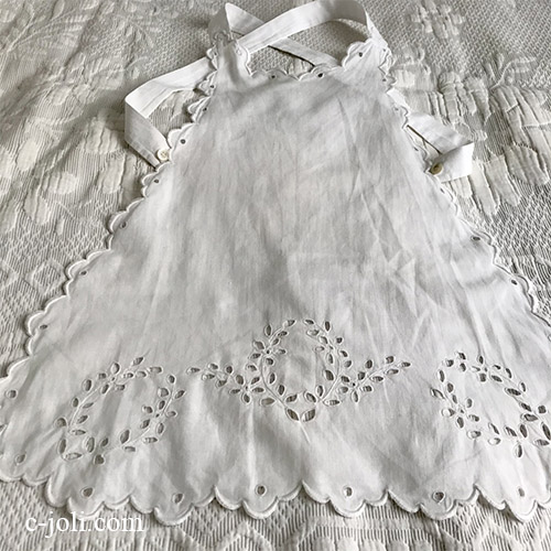 【パリ発送】E1036 フランスアンティークチャイルドエプロン  カットワーク手刺繍コットン 54cm
