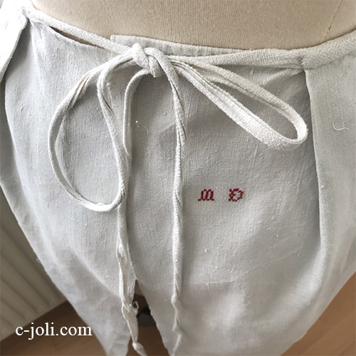 E1042 フランスアンティークエプロン/タブリエ　手刺繍クロスステッチモノグラム＆リネン 86.5cm