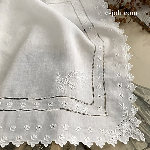【パリ発送】E1059 フランスアンティークリネンハンカチ　ホワイトワーク手刺繍リネンハンカチ 34x32cm