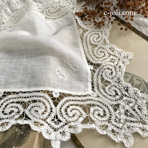【パリ発送】E1062 フランスアンティークレース＆綿ローンハンカチ　バテンレース＆手刺繍モノグラムハンカチ 32x32cm