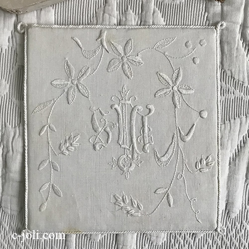 【パリ発送】E1069 フランスアンティークチャーチ（教会）カリス・パル　手刺繍リネン