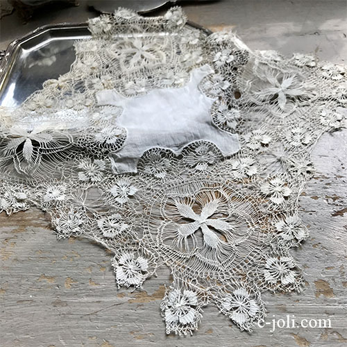 E1084 フランスアンティークブライダルハンカチ　シルク＆リネンノッテッドレース花嫁ハンカチ 26x25cm