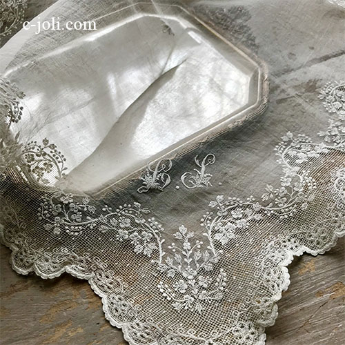 E1092 フランスアンティークブライダルハンカチ　ホワイトワーク手刺繍リネンローン花嫁ハンカチ 38x37cm