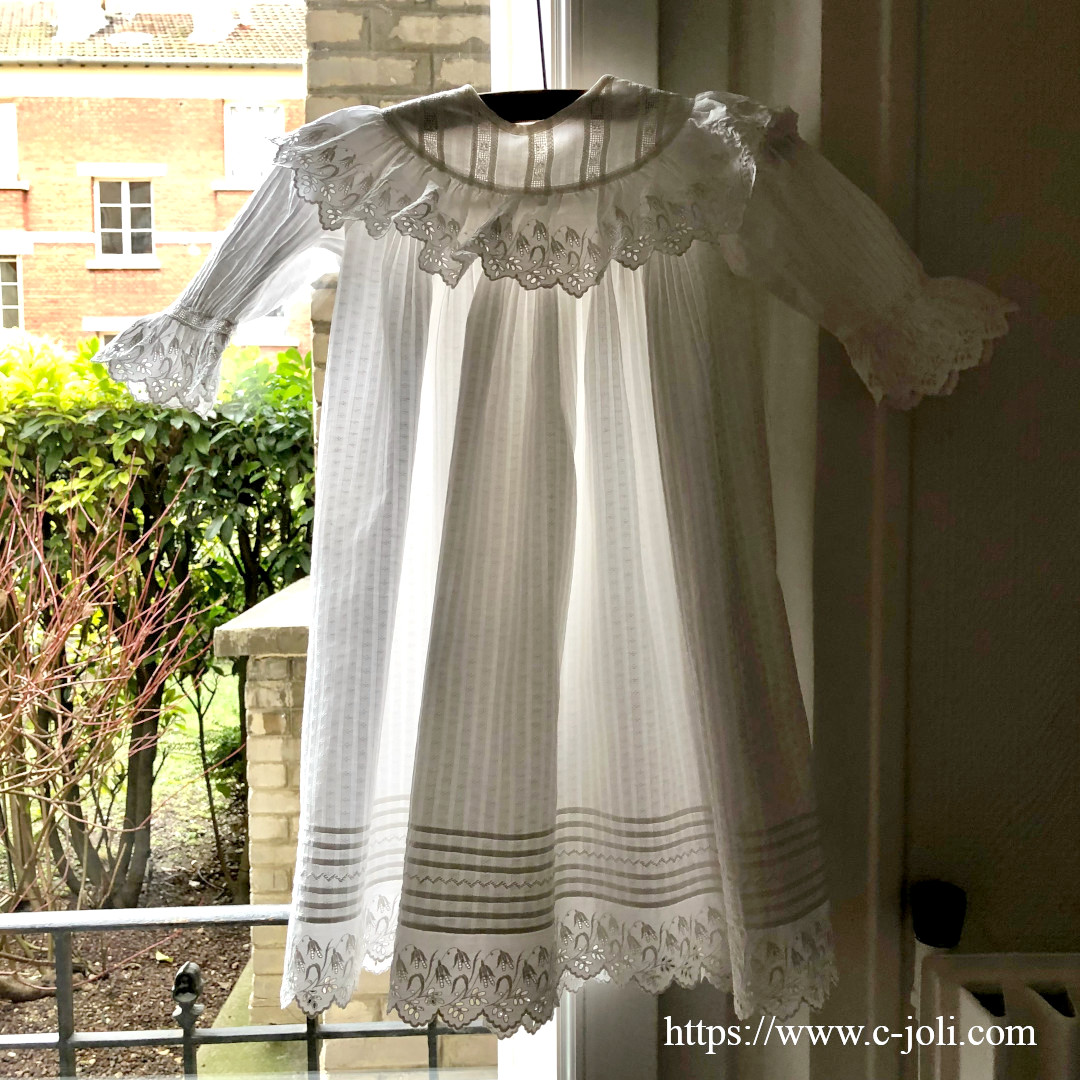 【パリ発送】E1133 フランスアンティークベビードレス/ベビーワンピース/ベビー服　手刺繍＆コットンピケ 59cm