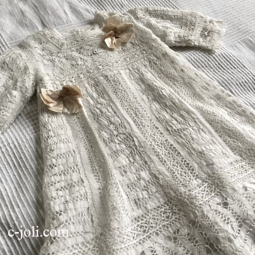【パリ発送】E1135 フランスアンティークベビードレス/ベビーワンピース/ベビー服　シルクリボン＆バテンレース＆麻ローン 54cm