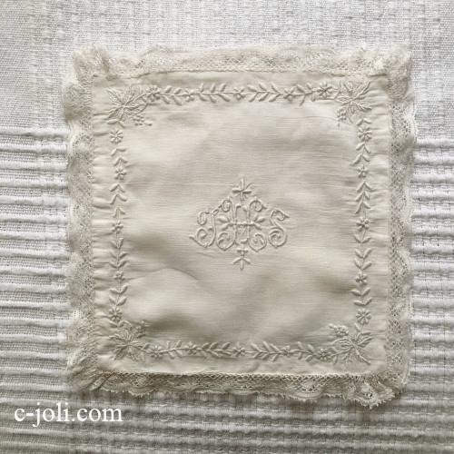 【パリ発送】E1146 フランスアンティークチャーチ（教会）カリス・パル　手刺繍リネン＆ヴァランシエンヌレース