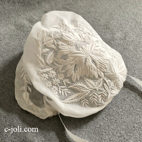 【パリ発送】E1147 フランスアンティークベビーハット/ベビー帽子/ベビーボネ　ホワイトワーク手刺繍＆麻ローン