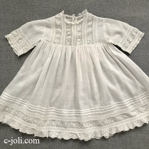 【パリ発送】E1159 フランスアンティークコットンベビードレス/ドールドレス　フィレレース風マシーンレース＆コットン 46cm