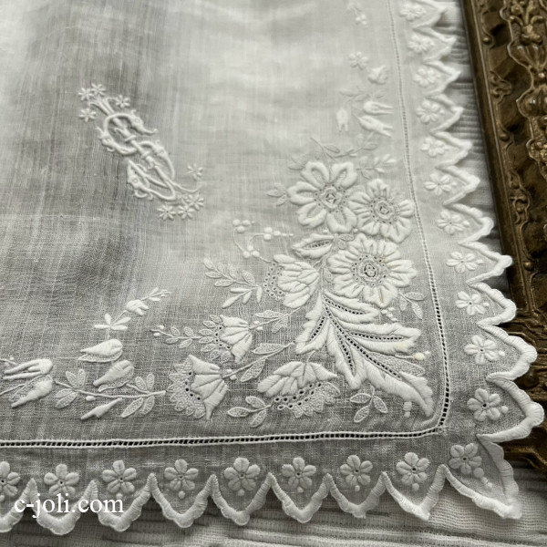 【パリ発送】E1172 フランスアンティークレースハンカチ　19世紀ホワイトワーク＆手刺繍モノグラム＆綿ローン花嫁ハンカチ 29x29cm