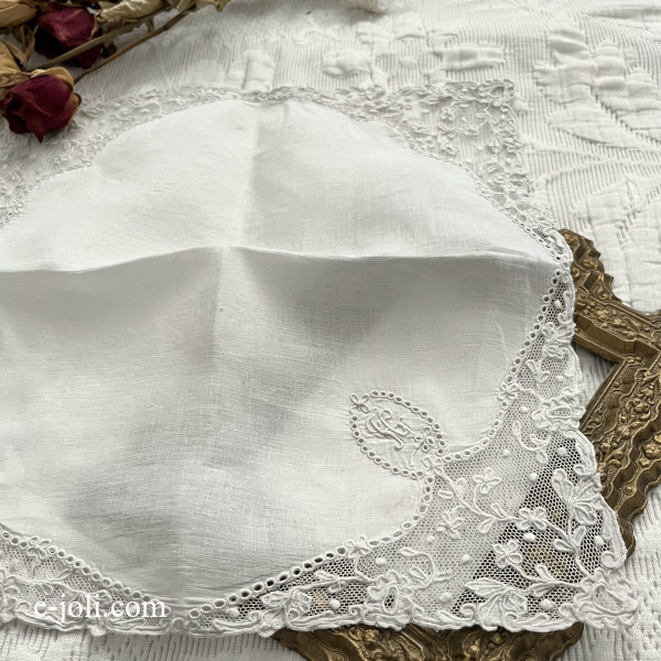 【パリ発送】E1194 フランスアンティークレースハンカチ　手刺繍モノグラム＆アプリカシオン＆リネンハンカチ 30x30cm