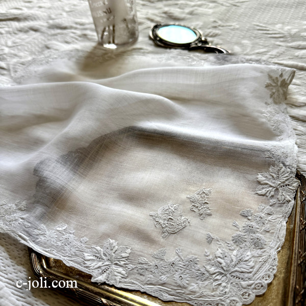 【パリ発送】E1224フランスアンティークリネン手刺繍ハンカチ　ホワイトワーク手刺繍モノグラム麻ローン 34.5x35cm