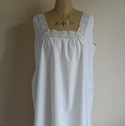 【日本発送】G-135　フランスアンティークコットンキャミソールワンピース　ハンドワークフィレレース＆手刺繍モノグラム 96cm