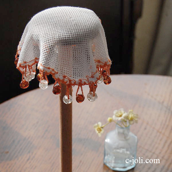 【日本発送】L-512　イギリスアンティークレース　ガラスビーズジャグカバー　アンバ?xクリア