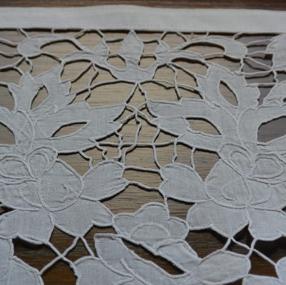 【日本発送】L1692　フランスアンティークリネンクロス　カットワーク手刺繍リネンクロス 50x25cm