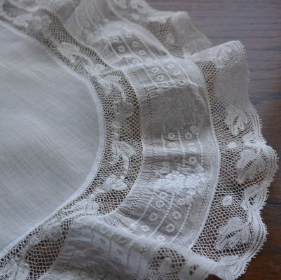 【日本発送】L1693　フランスアンティークリネンクロス/テーブルマット　ホワイトワーク手刺繍＆レースリネンクロス 39cm