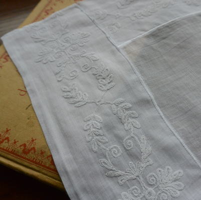 【日本発送】L1737　フランスアンティーク刺繍クロス　綿ローン＆マシーン刺繍 60x43cm