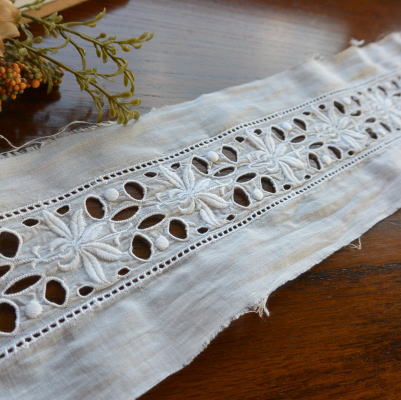 【日本発送】L1771　フランスアンティークレース/ボーダー　ホワイトワーク手刺繍リネンクロス 65cm