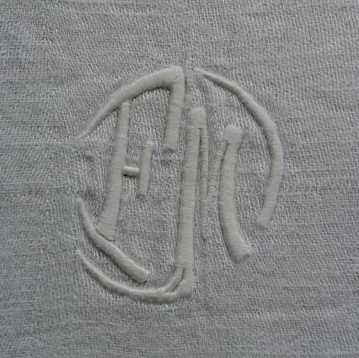 【日本発送】L1808　フランスアンティークリネン手刺繍クロス　手刺繍モノグラムダマスク織リネンクロス 24x22cm