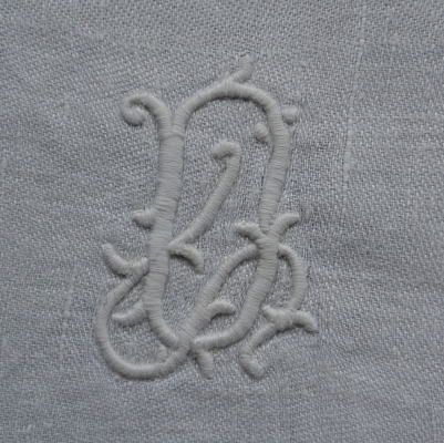 【日本発送】L1809　フランスアンティークリネン手刺繍クロス　手刺繍モノグラムダマスク織リネンクロス 27.5x23cm