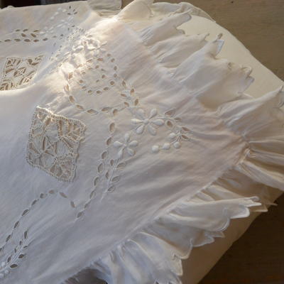 【日本発送】L2031　フランスアンティーク綿ローンクロス　カットワーク手刺繍＆ニードルポイントレース＆シルク 57x65cm