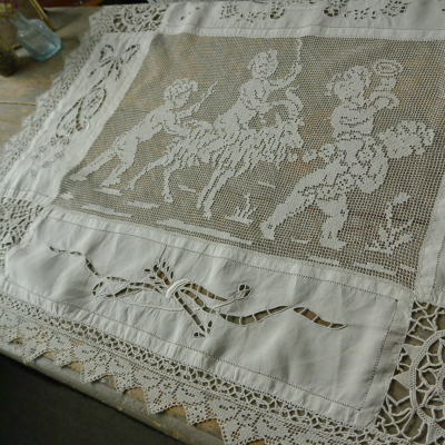 L2053　フランスアンティークコットンクロス/手刺繍クロス　天使柄カットワーク手刺繍コットン＆フィレレース 66x53.5cm
