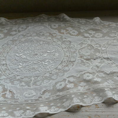 L2160　フランスアンティークレースクロス　1900年頃ホワイトワーク手刺繍ノルマンディレース 73x38cm