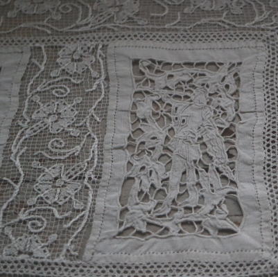 L2180　フランスアンティークレースクロス　カットワーク手刺繍リネン＆ハンドワークフィレレース 78x42cm