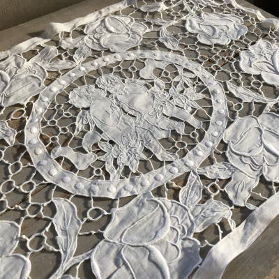 L2205　フランスアンティークリネンクロス　天使柄カットワーク手刺繍リネン 59x38cm