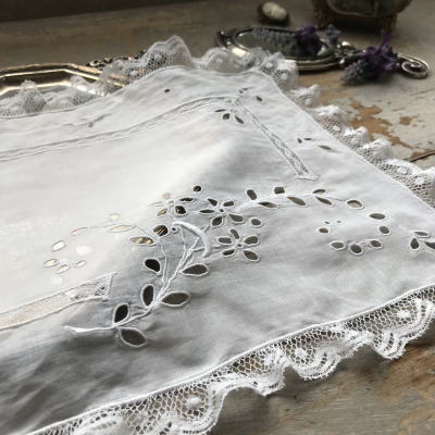 L2304　フランスアンティークレース＆刺繍クロス/リネンクロス　カットワーク手刺繍リネンローン＆レース 27x22cm
