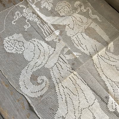 L2386 フランスアンティークレースクロス　神話柄ハンドワークリネンフィレレース　生成り　33x53cm