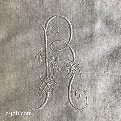 【パリ発送】L2577 フランスアンティークリネンイニシアル刺繍クロスR/手芸材料　手刺繍モノグラムリネンクロス 34x50cm