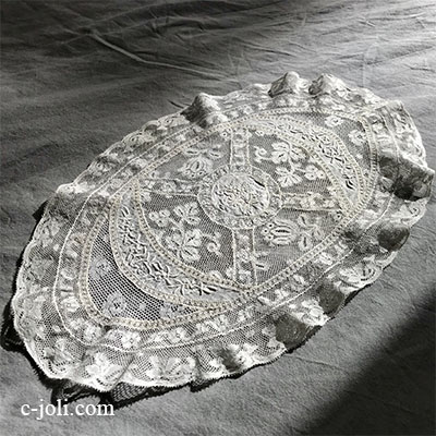 【パリ発送】L2582 フランスアンティークノルマンディーレース　ホワイトワーク手刺繍コットンローン＆ヴァランシエンヌレースマット 42x26cm