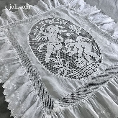 【パリ発送】L2604 フランスアンティークレース＆手刺繍プラムブランケットカバー　天使柄フィレレース＆ホワイトワーク手刺繍綿ローン 57x70cm