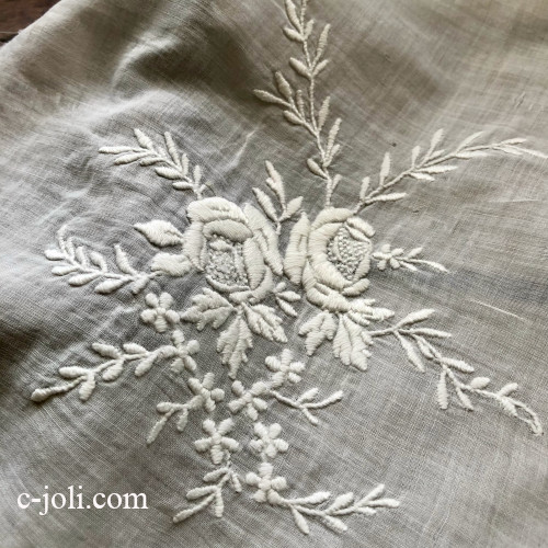 【日本発送】L2777 フランスアンティーク刺繍パーツ　白糸刺繍/ホワイトワーク手刺繍リネンローン生地  ローズ柄 25x25cm
