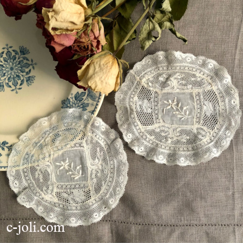 【パリ発送】L2794  フランスアンティークノルマンディーレース　ホワイトワーク手刺繍リネンローン＆レースドイリー２枚