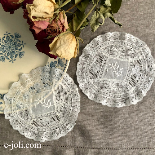 【パリ発送】L2795  フランスアンティークノルマンディーレース　ホワイトワーク手刺繍リネンローン＆レースドイリー２枚