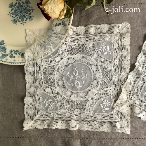 【パリ発送】L2799  フランスアンティークノルマンディーレース　ホワイトワーク手刺繍リネンローン＆レースマット 23x23cm