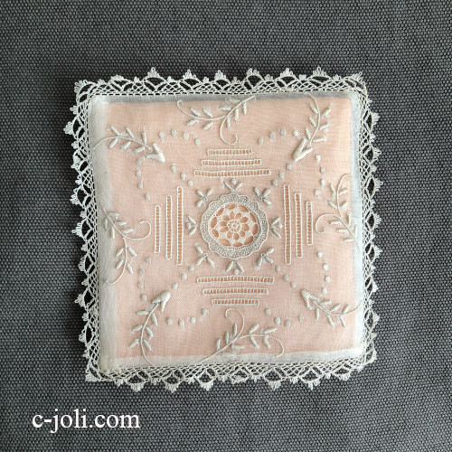 【パリ発送】L2822 フランスアンティーク手刺繍＆麻ローン地エッグコージー/エッグコゼー　ホワイトワーク手刺繍＆ボビンレース 8.5cm