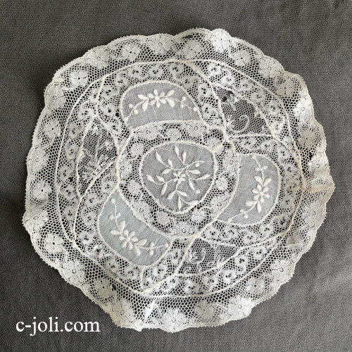 【パリ発送】L2825 フランスアンティークノルマンディーレース　ホワイトワーク手刺繍リネンローン＆ヴァランシエンヌレースマット 23x22cm