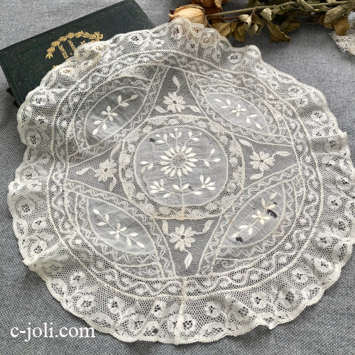 【パリ発送】L2874 フランスアンティークノルマンディーレース　ホワイトワーク手刺繍コットンローン＆ヴァランシエンヌレースマット 38x36cm