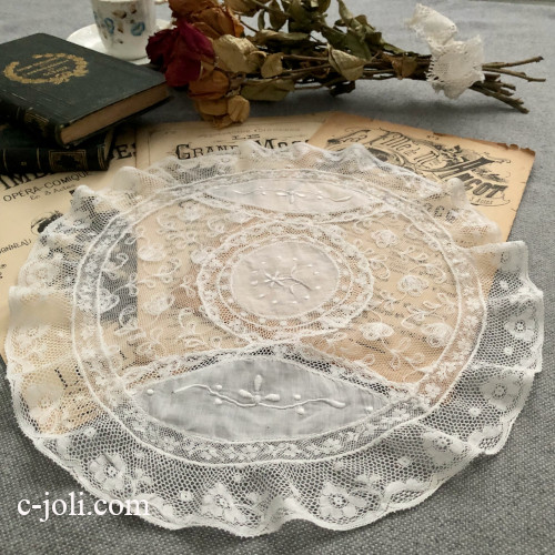 【パリ発送】L2884 フランスアンティークノルマンディーレース　ホワイトワーク手刺繍コットンローン＆ヴァランシエンヌレースマット 直径33cm