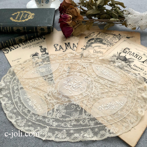 【パリ発送】L2885 フランスアンティークノルマンディーレース　ホワイトワーク手刺繍コットンローン＆ヴァランシエンヌレースマット 33x23cm