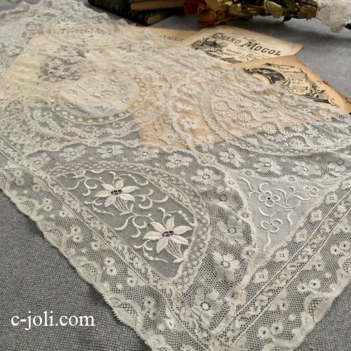【パリ発送】L2887 フランスアンティークノルマンディーレース　ホワイトワーク手刺繍コットンローン＆ヴァランシエンヌレースマット 78x38cm