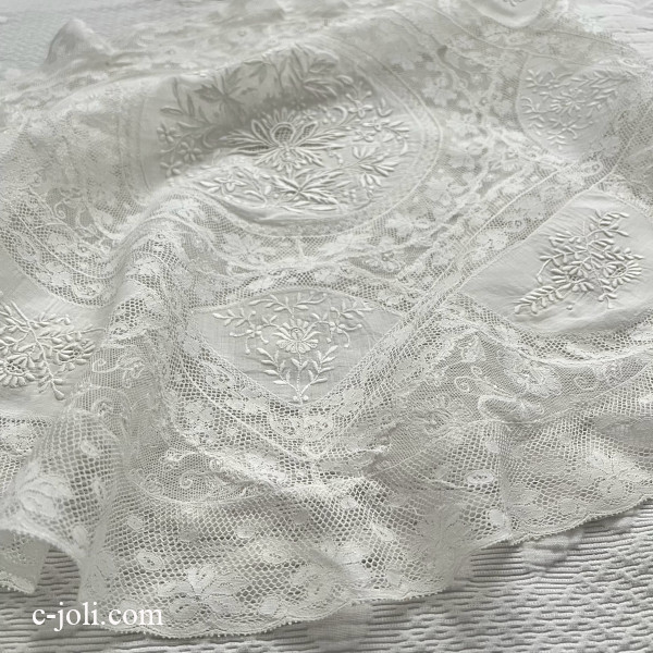 【パリ発送】L2898 フランスアンティークノルマンディーレース　ホワイトワーク手刺繍＆チュールレース＆ヴァランシエンヌレースマット 61x62cm