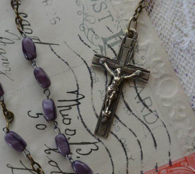 【日本発送】A-022　フランスアンティークロザリオ/クロスネックレス　樹脂製ネックレス