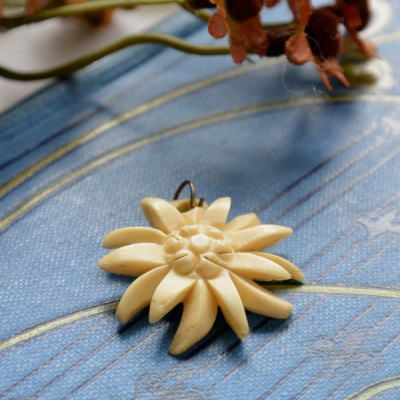 【日本発送】A-110　フランスアンティークペンダントトップ　ボーン製