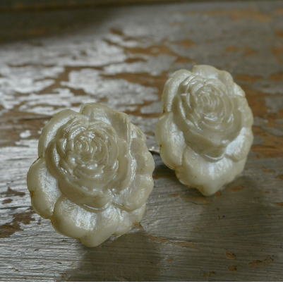 【日本発送】A-202　フランスアンティーク/ヴィンテージイヤリング　ローズ柄樹脂＆メタル