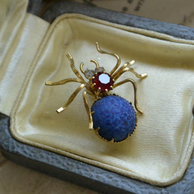 A-233  フランスアンティークブローチ　蜘蛛モチーフ真鍮＆ガラスブローチ
