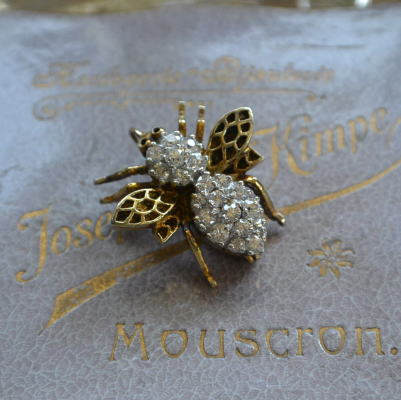 A-234  フランスアンティークブローチ/ペンダントトップ　蜂モチーフ銀＆ガラスブローチ