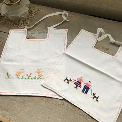 【日本発送】B-040　フランスアンティークスタイ/ベビービブ　手刺繍クロスステッチコットンベビースタイ2枚